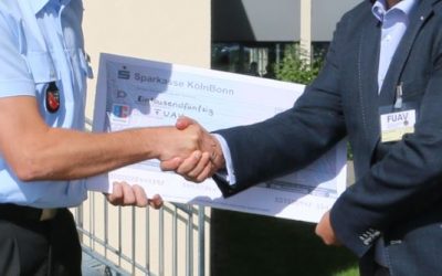 Eine Chronik für den guten Zweck – KdoITBw übergibt Spendenscheck in Höhe von 1.050 €